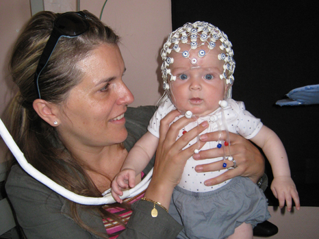 Un bébé de 5 mois qui a participé à cette étude avec sa mère.