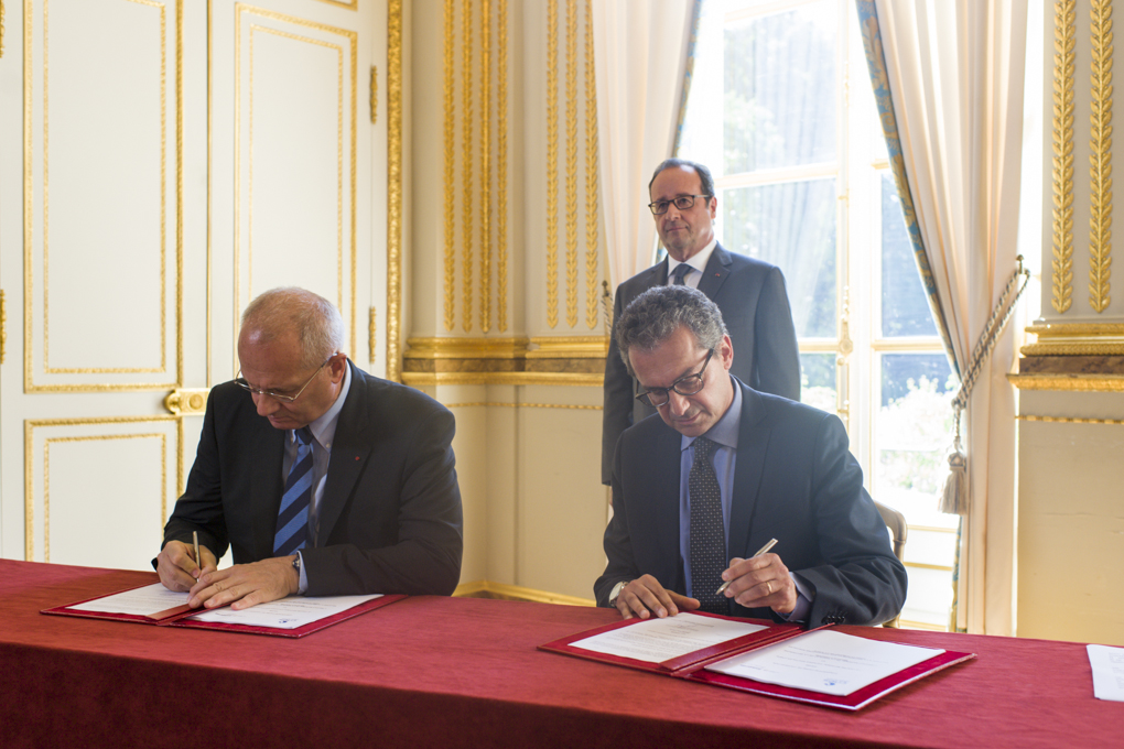 Space and Health In the presence of the President of France,  CNES and Inserm sign a framework agreement at the Elysée Palace