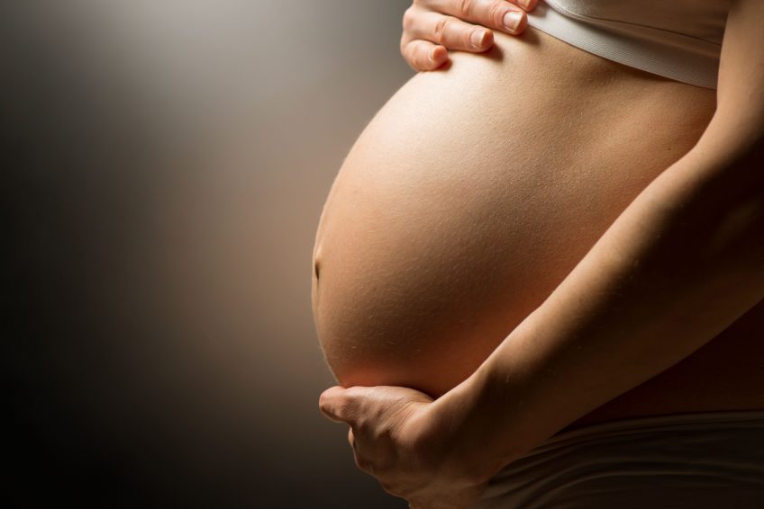 Des molécules couramment utilisées pourraient perturber la fonction thyroïdienne de la femme enceinte