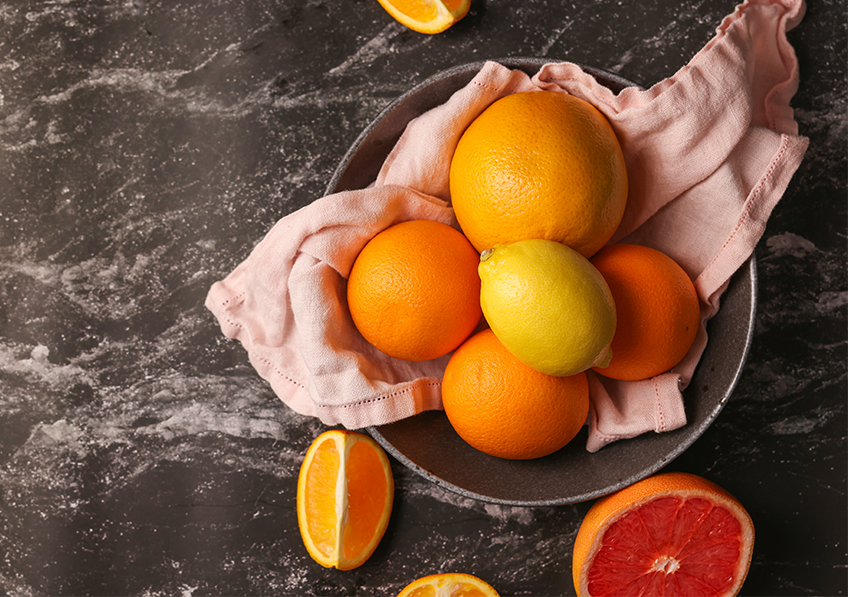 Oranges et citrons dans une coupe.